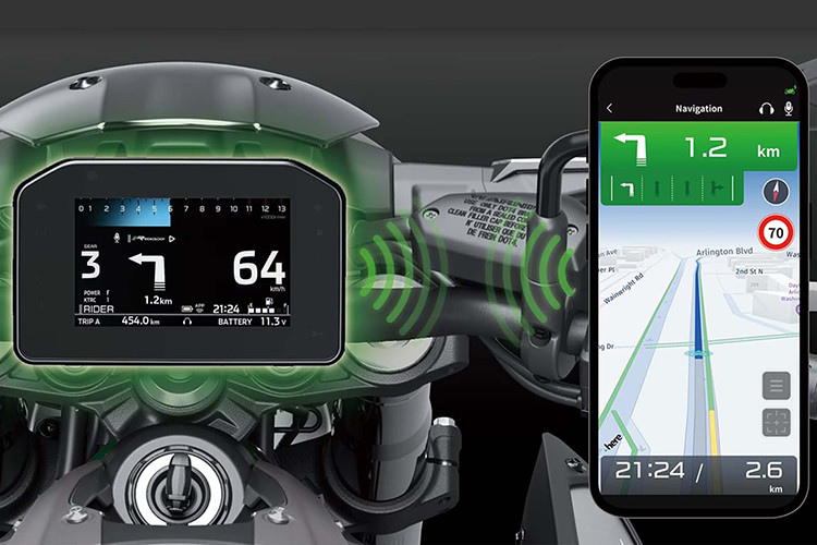 Z900SE 2025 còn có màn hình TFT 5 inch, với chức năng điều chỉnh độ sáng và chuyển đổi chế độ hiển thị. Các tính năng được nâng cấp, bao gồm việc sử dụng ứng dụng RIDEOLOGY để hiển thị điều hướng từng bước và có thể điều khiển bằng giọng nói.