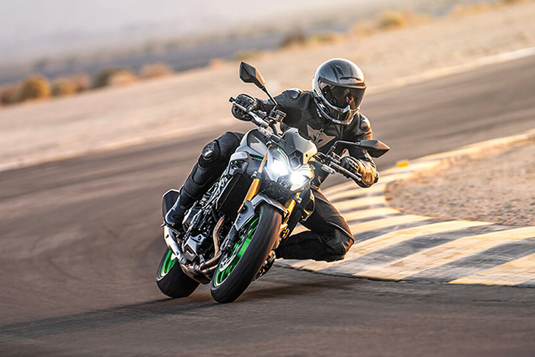 Những tính năng mới này trên xe cũng ảnh hưởng trực tiếp đến việc điều chỉnh hệ thống Traction Control và Power Mode. Mức giá xe Kawasaki Z900SE 2025 bán tại thị trường Nhật bản từ 1,65 triệu yên (tương đương khoảng 285 triệu đồng). Xe sẽ chỉ có một lựa chọn màu sắc duy nhất là Metallic Graphite Gray x Ebony.