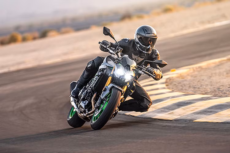 Những tính năng mới này trên xe cũng ảnh hưởng trực tiếp đến việc điều chỉnh hệ thống Traction Control và Power Mode. Mức giá xe Kawasaki Z900SE 2025 bán tại thị trường Nhật bản từ 1,65 triệu yên (tương đương khoảng 285 triệu đồng). Xe sẽ chỉ có một lựa chọn màu sắc duy nhất là Metallic Graphite Gray x Ebony.