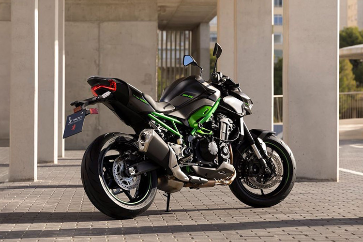 Về ngoại hình, mẫu xe môtô Kawasaki Z900SE 2025 chỉ có duy nhất một tùy chọn màu sắc là Xám than chì ánh kim kết hợp với Đen mun pha với màu xanh bắt mắt của thương hiệu Kawasaki Nhật Bản, mang đến vẻ ngoài sang trọng và hầm hố.