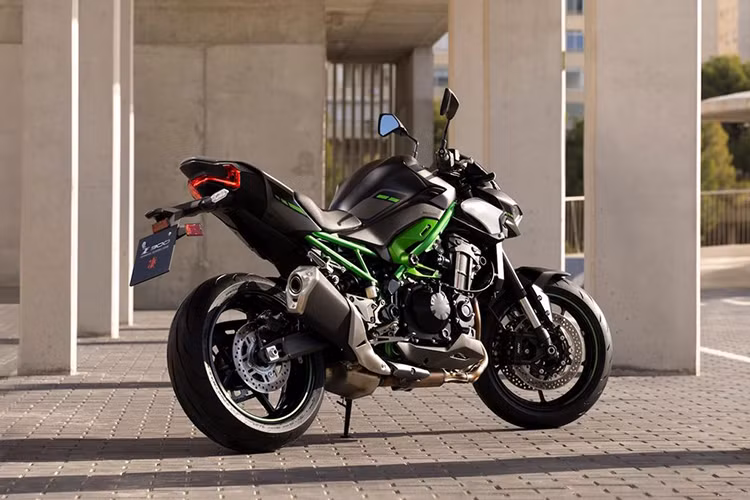 Về ngoại hình, mẫu xe môtô Kawasaki Z900SE 2025 chỉ có duy nhất một tùy chọn màu sắc là Xám than chì ánh kim kết hợp với Đen mun pha với màu xanh bắt mắt của thương hiệu Kawasaki Nhật Bản, mang đến vẻ ngoài sang trọng và hầm hố.