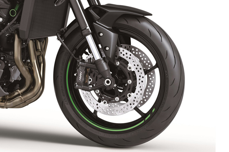 Về hệ thống giảm xóc, phiên bản Z900 SE sẽ có sự khác biệt so với mẫu tiêu chuẩn khi được trang bị giảm xóc Ohlins S46 ở phía sau, có thể điều chỉnh tải trước từ xa mà không cần dụng cụ. Hệ thống phanh vẫn sử dụng bộ phanh Brembo M4.32 mới nhất trong dòng sản phẩm của họ.