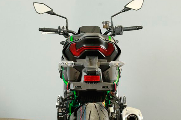 Xe còn được trang bị cổng USB Type-C mới và giữ lại hệ thống ETC2.0 tích hợp sẵn. Đèn hậu cũng được trang bị công nghệ LED với công nghệ dẫn sáng mới. Ánh sáng phát ra từ các bóng LED ở hai đầu và được phản chiếu dọc theo ống cong, tạo thành một dải đèn hậu sáng đều. 