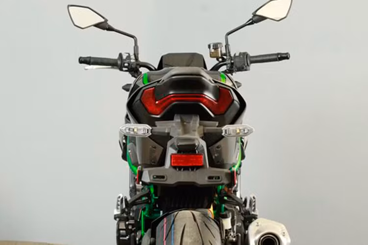 Xe còn được trang bị cổng USB Type-C mới và giữ lại hệ thống ETC2.0 tích hợp sẵn. Đèn hậu cũng được trang bị công nghệ LED với công nghệ dẫn sáng mới. Ánh sáng phát ra từ các bóng LED ở hai đầu và được phản chiếu dọc theo ống cong, tạo thành một dải đèn hậu sáng đều. 