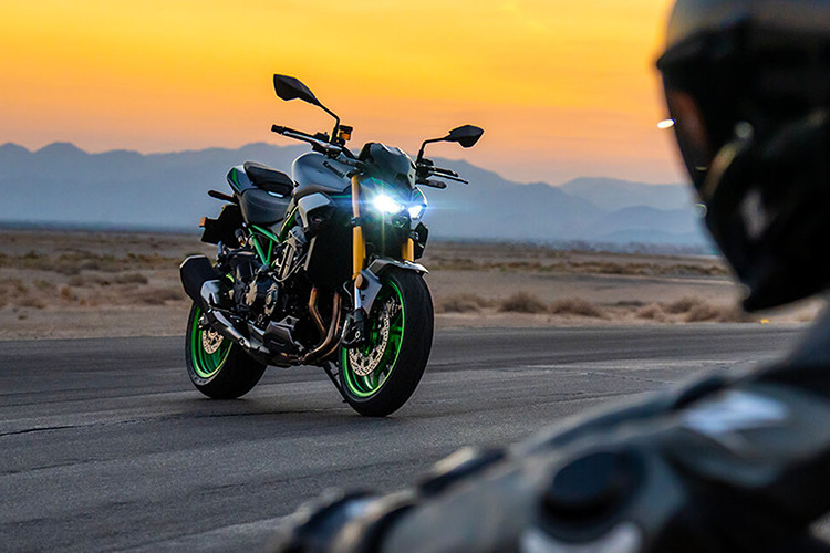  Kawasaki Z900SE 2025 mới là phiên bản hiệu suất cao của Z900, được ra mắt lần đầu tiên vào năm 2018 dưới dạng siêu naked-bike với thiết kế hiện đại, mạnh mẽ nhưng dễ kiểm soát và mang đậm phong cách khác biệt so với Z900RS.