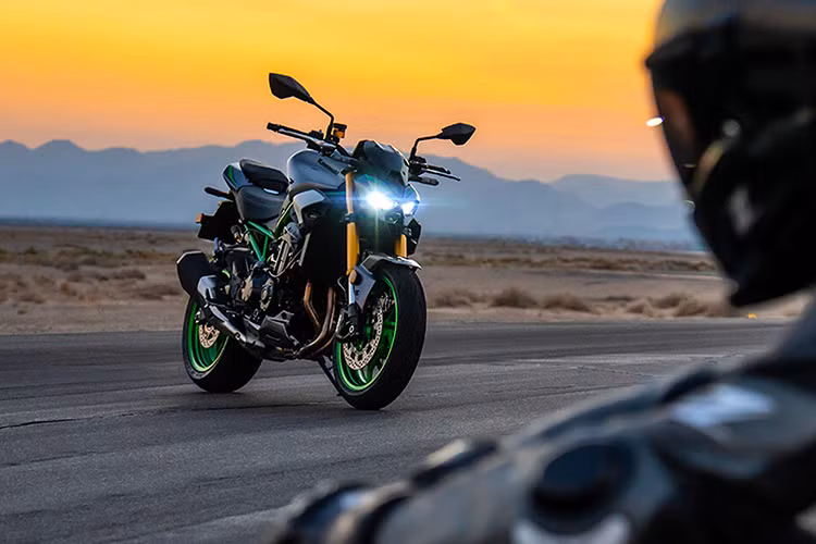  Kawasaki Z900SE 2025 mới là phiên bản hiệu suất cao của Z900, được ra mắt lần đầu tiên vào năm 2018 dưới dạng siêu naked-bike với thiết kế hiện đại, mạnh mẽ nhưng dễ kiểm soát và mang đậm phong cách khác biệt so với Z900RS.