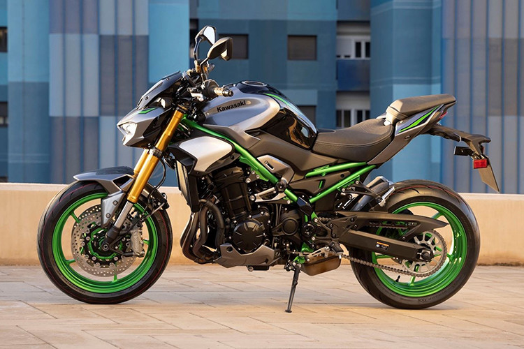 Sau đợt nâng cấp hệ thống phanh và giảm xóc cho Kawasaki Z900 vào năm 2022 thì ở năm 2025 này "người khổng lồ xanh Z900" sẽ đưa tới một loạt các thay đổi về động cơ giúp chiếc naked-bike này mạnh mẽ hơn.