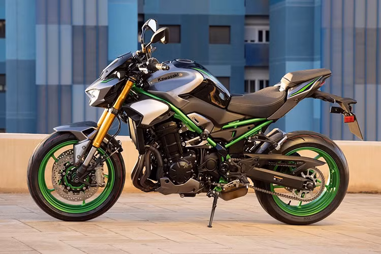 Sau đợt nâng cấp hệ thống phanh và giảm xóc cho Kawasaki Z900 vào năm 2022 thì ở năm 2025 này "người khổng lồ xanh Z900" sẽ đưa tới một loạt các thay đổi về động cơ giúp chiếc naked-bike này mạnh mẽ hơn.