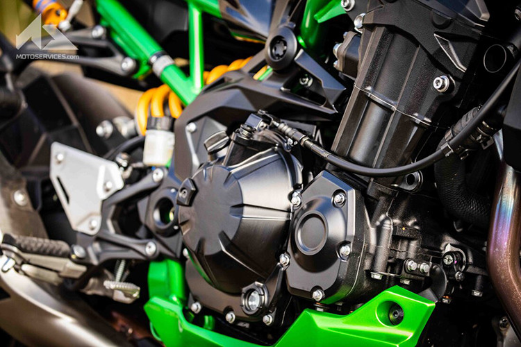 Z900SE vẫn sử dụng động cơ 4 xi-lanh thẳng hàng, dung tích 948cc, 4 thì DOHC, 4 van, làm mát bằng nước, nhưng hệ thống lập bản đồ động cơ đã được điều chỉnh, giúp xe đạt công suất tối đa 124 mã lực, giảm 1 mã lực so với trước do yêu cầu về quy định khí thải. Mặc dù công suất giảm, nhưng mức tiêu thụ nhiên liệu đã cải thiện đáng kể, đạt 20,5 km/lít, so với mức 18 km/lít trước đó. 