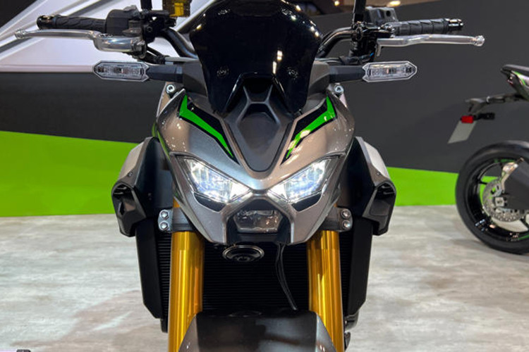 Xe được trang bị tấm ốp két nước được thiết kế gọn gàng hơn, tách biệt với tấm che bình xăng với ít chi tiết nhựa hơn, thay vào đó là hợp kim nhôm phay xước cùng logo Z được khắc nổi. Đèn pha mới nhỏ gọn hơn thiết kế cũ và được đặt thấp, tạo thành một đường thẳng với góc dốc xuống của nắp bình xăng. Đèn LED có thiết kế ba tầng, trong đó hai đèn trên là pha cos và một đèn dưới là pha xa.