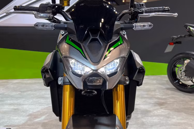 Xe được trang bị tấm ốp két nước được thiết kế gọn gàng hơn, tách biệt với tấm che bình xăng với ít chi tiết nhựa hơn, thay vào đó là hợp kim nhôm phay xước cùng logo Z được khắc nổi. Đèn pha mới nhỏ gọn hơn thiết kế cũ và được đặt thấp, tạo thành một đường thẳng với góc dốc xuống của nắp bình xăng. Đèn LED có thiết kế ba tầng, trong đó hai đèn trên là pha cos và một đèn dưới là pha xa.