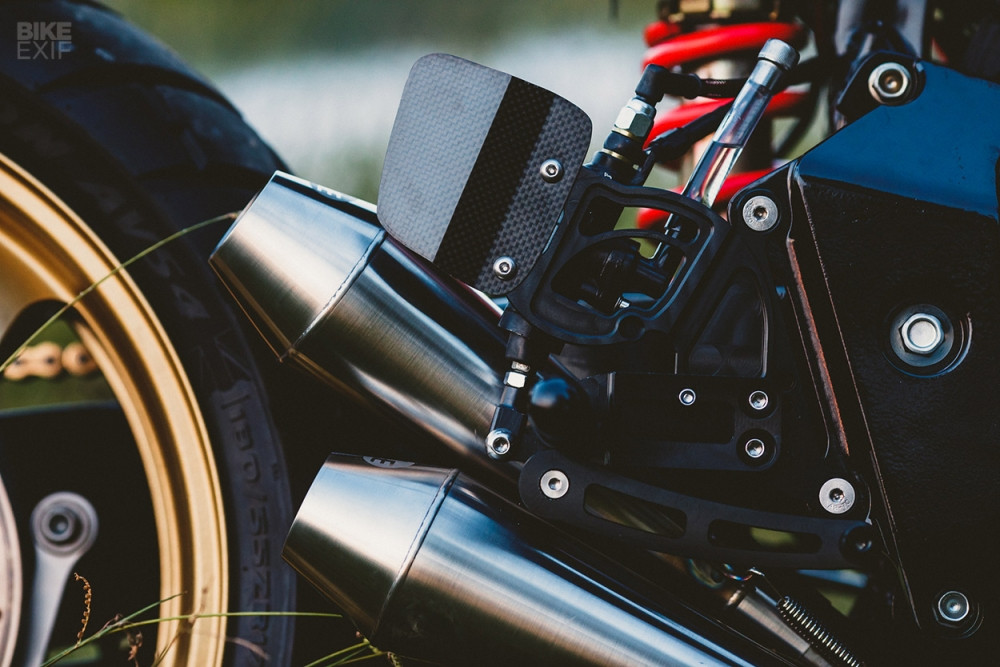 Động cơ từ Honda CB600F giữ nguyên và được trang bị bộ lọc pod UNI, một hệ thống cuốn xả 4-in-2 bằng thép không gỉ mới được hàn TIG, chấm dứt nó bằng một cặp bộ giảm thanh công nghệ của Lossa Engineering.