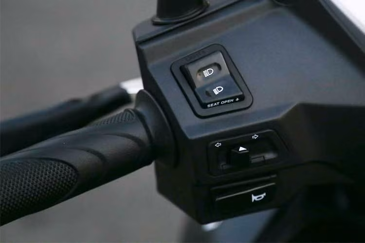 Nút mở yên đặt ở vị trí thuận lợi trên tay lái phải, chỉ cần nhấn “Seatopen” là yên xe tự mở. Các nút bấm khác như đèn, còi... không thay đổi.