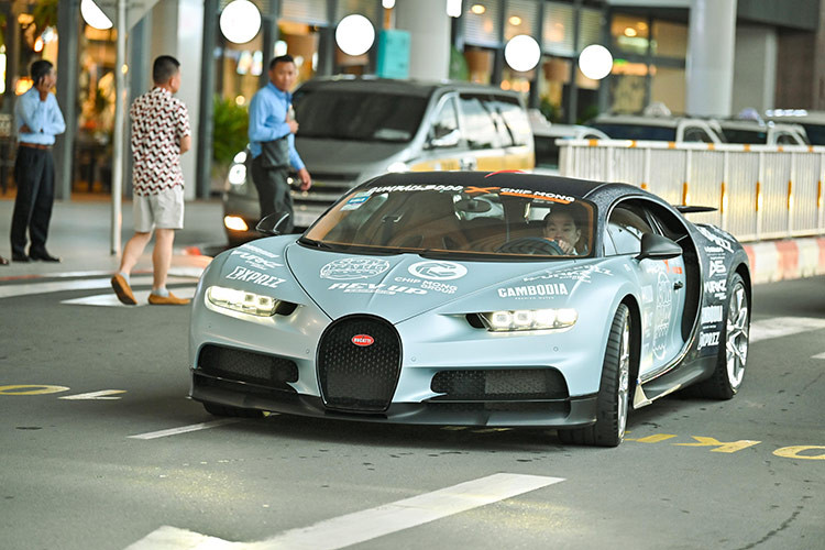 Ngoại thất của chiếc siêu xe Bugatti Chiron Super Sport triệu đô ở Campuchia nhưng thuộc sở hữu của 1 đại gia Trung Quốc có carbon trần, tức bộ áo này được làm 100% từ sợi carbon, rất đắt tiền, đẳng cấp, và chỉ 1 vết xước nhỏ, cũng khiến chủ xe xót của.