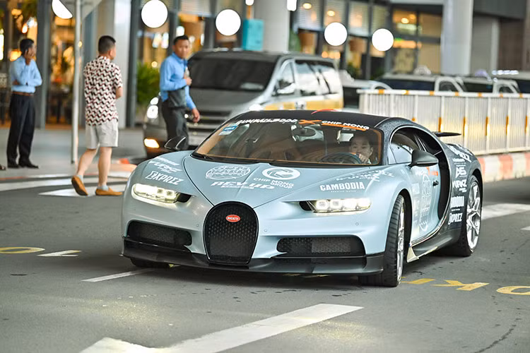 Ngoại thất của chiếc siêu xe Bugatti Chiron Super Sport triệu đô ở Campuchia nhưng thuộc sở hữu của 1 đại gia Trung Quốc có carbon trần, tức bộ áo này được làm 100% từ sợi carbon, rất đắt tiền, đẳng cấp, và chỉ 1 vết xước nhỏ, cũng khiến chủ xe xót của.