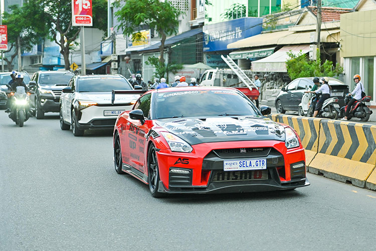 Chưa hết, chiếc Bugatti Chiron Super Sport này còn sở hữu 1 số họa tiết màu xanh lá cây, với điểm nhấn mạnh mẽ nhất là con số 88 trên lưới tản nhiệt. Cặp số 88 này lại xuất hiện 1 lần nữa nhưng trên biển số của xe là 88.JP.88. Sau cùng là bộ mâm 5 chấu đơn sơn màu đen, cùng kẹp phanh sơn màu xanh chuối.