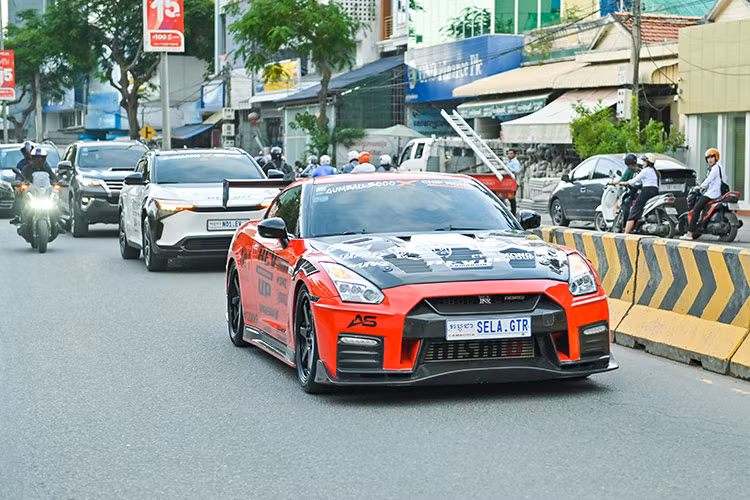 Chưa hết, chiếc Bugatti Chiron Super Sport này còn sở hữu 1 số họa tiết màu xanh lá cây, với điểm nhấn mạnh mẽ nhất là con số 88 trên lưới tản nhiệt. Cặp số 88 này lại xuất hiện 1 lần nữa nhưng trên biển số của xe là 88.JP.88. Sau cùng là bộ mâm 5 chấu đơn sơn màu đen, cùng kẹp phanh sơn màu xanh chuối.