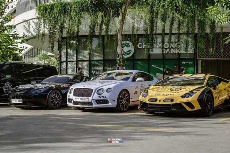 Ngoài 2 chiếc siêu xe Bugatti Chiron này ra, đón ông Maximillion Coope lần đầu đến Campuchia còn có vô số các siêu xe, xe thể thao và xe siêu sang đến từ nhiều thương hiệu như Lamborghini, Aston Martin, Rolls-Royce, Bentley, Nissan, Mazda, BMW...