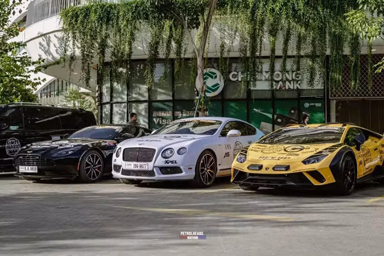 Ngoài 2 chiếc siêu xe Bugatti Chiron này ra, đón ông Maximillion Coope lần đầu đến Campuchia còn có vô số các siêu xe, xe thể thao và xe siêu sang đến từ nhiều thương hiệu như Lamborghini, Aston Martin, Rolls-Royce, Bentley, Nissan, Mazda, BMW...