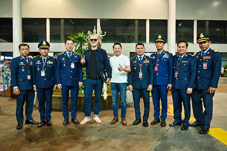 Mới đây, trong việc quảng bá cho hành trình siêu xe lớn nhất thế giới, ông Maximillion Coope, nhà sáng lập Gumball 3000 vừa mới đặt chân đến Campuchia. Đón ông ngay tại sân bay có dàn siêu xe rất khủng của các đại gia nước này. 