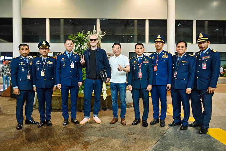 Mới đây, trong việc quảng bá cho hành trình siêu xe lớn nhất thế giới, ông Maximillion Coope, nhà sáng lập Gumball 3000 vừa mới đặt chân đến Campuchia. Đón ông ngay tại sân bay có dàn siêu xe rất khủng của các đại gia nước này. 