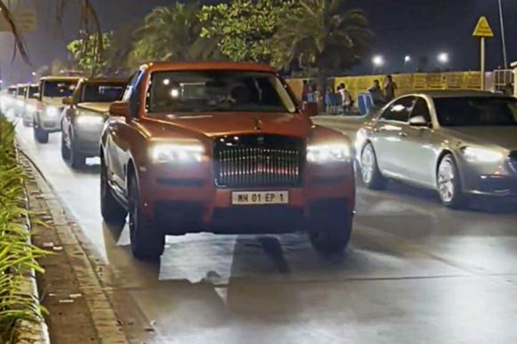 Mới đây, Anant Ambani và vị hôn thê Radhika Merchant được phát hiện đang có mặt tại Dubai, cùng nhau đi mua sắm tại trung tâm thương mại City Walk sang trọng. Và điều khiến mọi người chú ý là sự hoành tráng xung quanh sự xuất hiện của họ. 