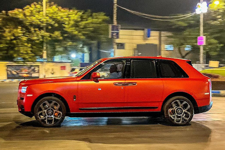 Với gia thế không hề tầm thường, lối sống của Anant luôn tràn ngập sự xa hoa. Điển hình như chuyến du lịch của anh và vợ mới đây, được truyền thông thế giới đánh giá không khác gì những chuyến tuần du của các ông hoàng bà chúa khi đi mua sắm bằng xe Rolls-Royce Cullinan thửa riêng, cùng 20 xe an ninh hộ tống.