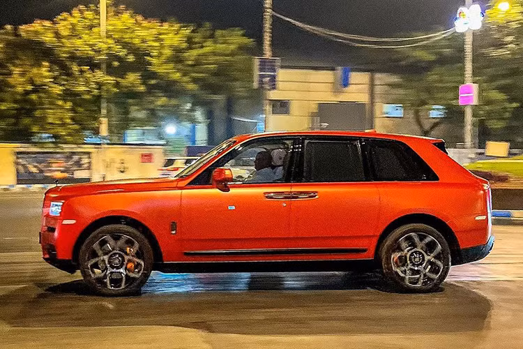 Với gia thế không hề tầm thường, lối sống của Anant luôn tràn ngập sự xa hoa. Điển hình như chuyến du lịch của anh và vợ mới đây, được truyền thông thế giới đánh giá không khác gì những chuyến tuần du của các ông hoàng bà chúa khi đi mua sắm bằng xe Rolls-Royce Cullinan thửa riêng, cùng 20 xe an ninh hộ tống.