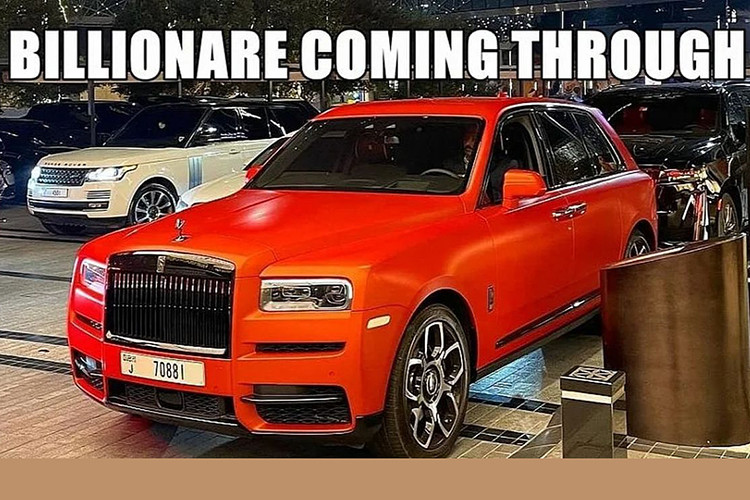 Ở quê nhà Mumbai, gia đình Ambani cũng thường di chuyển rầm rộ trên những chiếc xe siêu sang Rolls-Royce thửa riêng như thế này, với sự hộ tống của cảnh sát và đội an ninh riêng của họ.