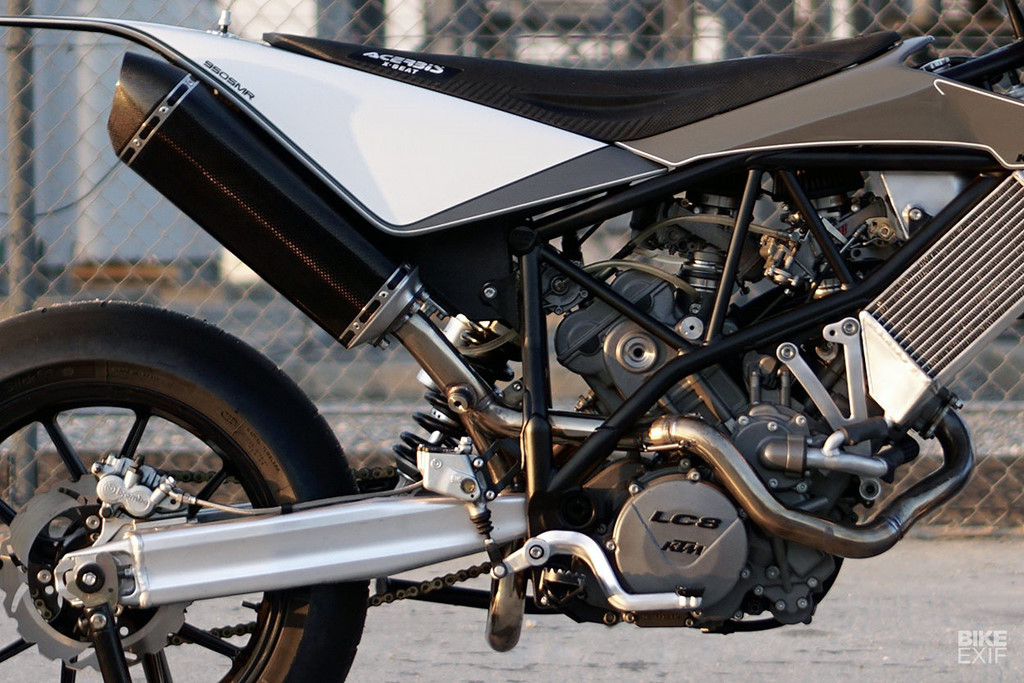 Yên xe phẳng, kéo dài cho phép người lái dễ dàng đổi tư thế ngồi theo từng loại đường. Phuộc trước dài giúp nó linh hoạt với những con đường hiểm trở. Bộ phanh Brembo trước sau nguyên bản của chiếc xe KTM vẫn còn hoạt động tốt trên xe cơ sở được Max giữ lại.