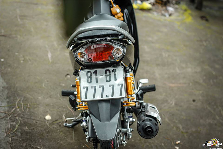 Ngoài việc trang bị đồ chơi cùng màu sơn đen nhám cá tính, chiếc xe số phổ thông Yamaha Sirius 110 này còn sở hữu biển số "ngũ quý 7" khiến nó càng trở nên độc đáo, đắt tiền và chất chơi hơn nguyên bản.