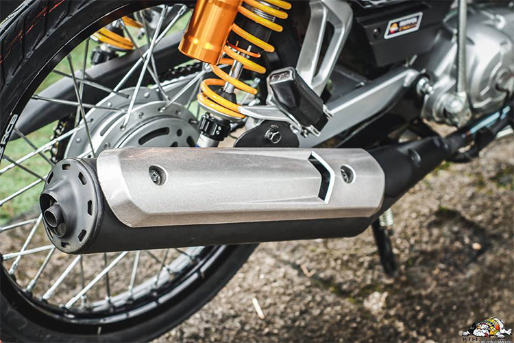 Hệ thống ống xả nguyên bản được tạo điểm nhấn với ốp pô Spark Nano. 