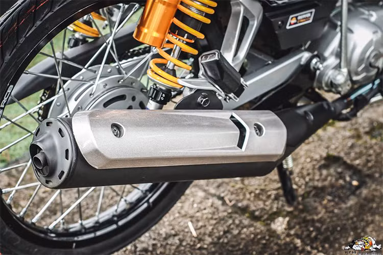 Hệ thống ống xả nguyên bản được tạo điểm nhấn với ốp pô Spark Nano. 