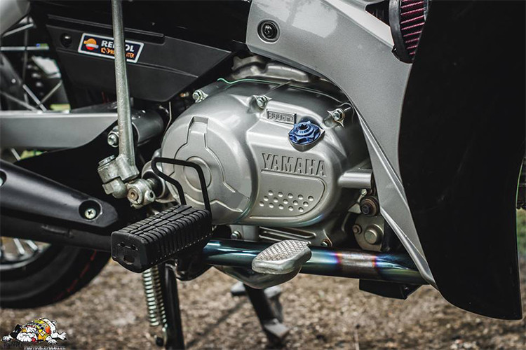 Động cơ nguyên bản của chiếc xe không có sự thay đổi nào, ngoại trừ một số con ốc kiểng trang trí. Cổ pô cũng được độ titan mạnh mẽ hơn... 