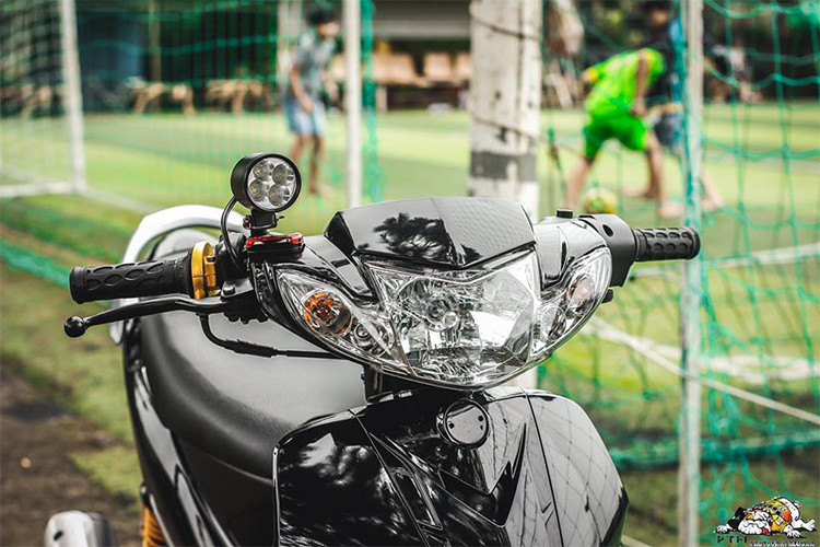 Chính vì vậy, đã có một số biker tại Việt Nam đã tận dụng thiết kế đẹp của Sirius để nâng cấp chiếc xe theo phong cách độ kiểng nhẹ nhàng. Với một loạt những đồ chơi "kiểng", chiếc Sirius của một dân chơi xe máy tại phố núi Gia Lai đã được "lột xác" đầy cuốn hút.