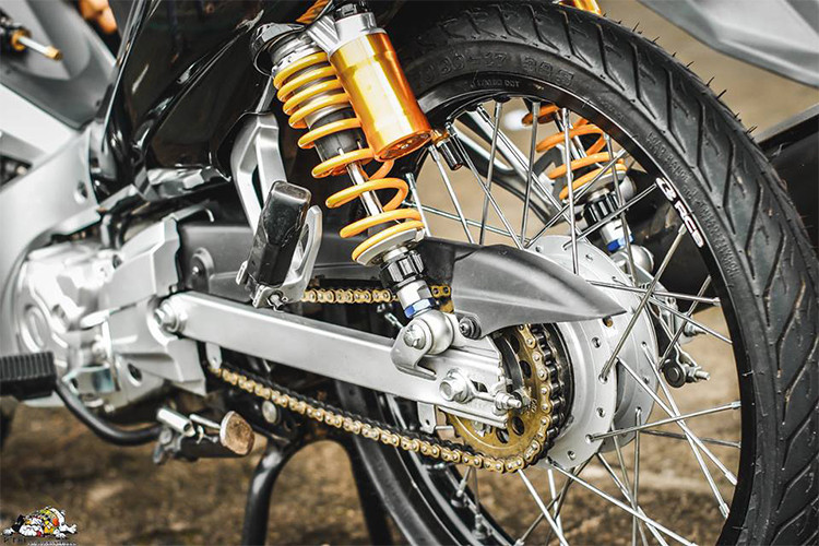 Phuộc sau của thương hiệu Ohlins với bình dầu, vừa tăng vẻ đẹp sang trọng cho xe mà còn mang lại độ êm ái tối ưu cho người sử dụng. Phía dưới óng ánh sắc vàng với bộ xích NSD DID. NGoài ra một số chi tiết ở gắp sau của chiếc xe này cũng được làm mới.
