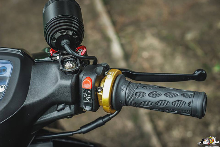 Phần đầu xe đơn giản với những món đồ chơi "kiểng" quen thuộc như bao tay Daytona, led trợ sáng L4... bên cạnh đó chủ xe đã trang bị cùm tăng tốc với hành trình ga được rút ngắn giúp xe gia tốc nhanh hơn. 