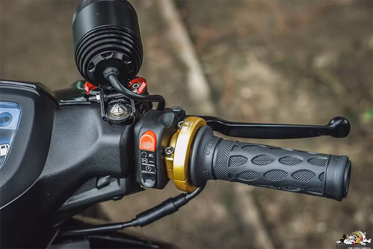 Phần đầu xe đơn giản với những món đồ chơi "kiểng" quen thuộc như bao tay Daytona, led trợ sáng L4... bên cạnh đó chủ xe đã trang bị cùm tăng tốc với hành trình ga được rút ngắn giúp xe gia tốc nhanh hơn. 