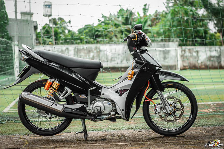 Được độ lại theo phong cách độ kiểng tại Thái Lan, mẫu xe số phổ thông Yamaha Sirius 110 độ với biển số "ngũ quý 7" của một dân chơi tại Gia Lai càng trở nên "chất chơi", cuốn hút và có gí trị hơn rấ nhiều.