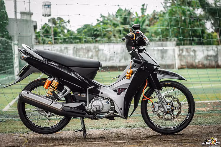 Được độ lại theo phong cách độ kiểng tại Thái Lan, mẫu xe số phổ thông Yamaha Sirius 110 độ với biển số "ngũ quý 7" của một dân chơi tại Gia Lai càng trở nên "chất chơi", cuốn hút và có gí trị hơn rấ nhiều.