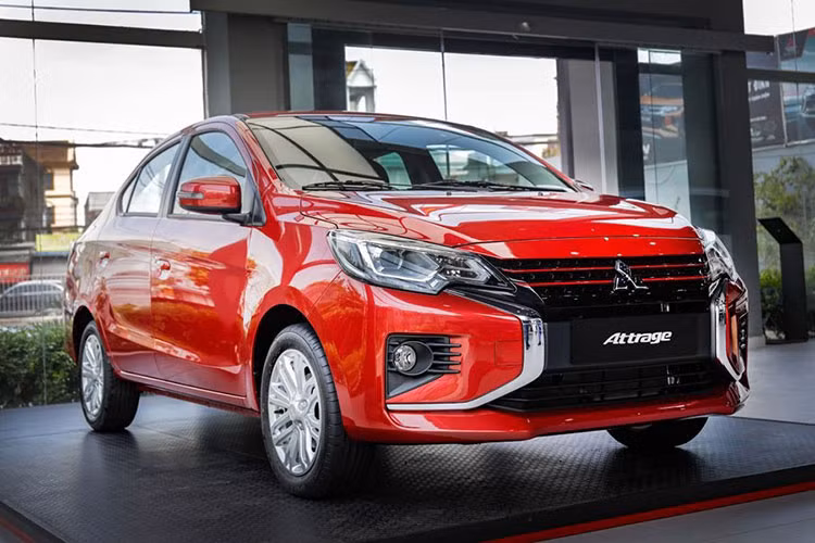 Hai bản Mitsubishi Attrage đang giảm còn lại là CVT (465 triệu) và CVT Premium (490 triệu) được hỗ trợ 50% lệ phí trước bạ với giá trị quy đổi 23 và 24,5 triệu đồng, đưa giá bán của hai phiên bản này còn lần lượt là 442 và 465,5 triệu đồng.