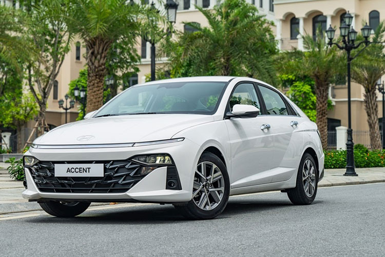Tương tự, Hyundai Accent (giá niêm yết 439 – 569 triệu đồng) đang được ưu đãi tới 50 triệu đồng cho các xe sản xuất năm 2024, đưa giá bán của xe về khoảng 400 – 520 triệu đồng.