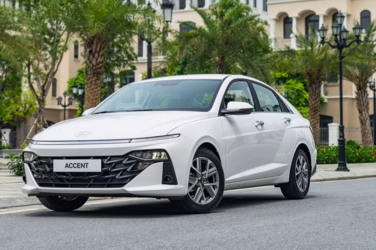 Tương tự, Hyundai Accent (giá niêm yết 439 – 569 triệu đồng) đang được ưu đãi tới 50 triệu đồng cho các xe sản xuất năm 2024, đưa giá bán của xe về khoảng 400 – 520 triệu đồng.