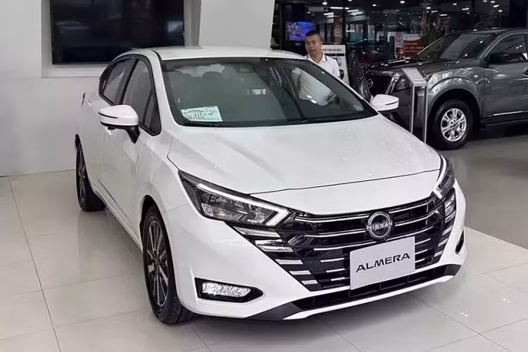 Trong đó, Nissan Almera được hỗ trợ 100% phí trước bạ, tương đương mức giảm từ 49 – 68 triệu đồng, xuống còn dao động từ 489 – 569 triệu đồng. Kia Soluto được giảm từ 17 – 21 triệu đồng, Mazda2 được ưu đãi từ 6 – 10 triệu đồng. 