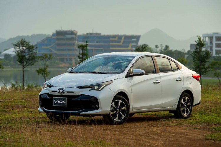 Cụ thể, Toyota đang hỗ trợ 50% lệ phí trước bạ cho khách mua Vios, tương đương ưu đãi tiền mặt khoảng 23 – 32 triệu đồng. Nhờ đó, giá lăn bánh của Vios chỉ còn dao động từ 435 – 513 triệu đồng (tùy tỉnh thành).