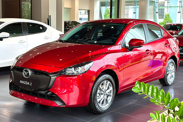 Mitsubishi Attrage đang được hãng xe Nhật Bản hỗ trợ 100% lệ phí trước bạ đối với bản số sàn MT với giá trị quy đổi là 38 triệu đồng. Ưu đãi này đưa giá bán của Attrage MT xuống còn 342 triệu đồng, rẻ nhất phân khúc.