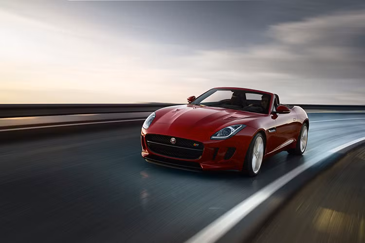 Ngoài 2 mẫu xe Range Rover Velar và Evoque Convertible, thương hiệu Jaguar Land Rover Việt Nam mang đến triển lãm 5 mẫu xe hiệu suất cao của Jaguar: XE, XF, XJL, F-Pace, F-TYPE Convertible.