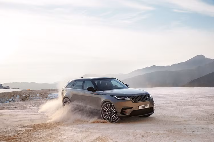 Đồng thời, hãng sẽ cho ra mắt chính thức mẫu xe Range Rover Velar tại triển lãm năm nay vào ngày 25 tháng 10, và lần đầu tiên sẽ xuất hiện chiếc SUV mui trần Range Rover Evoque Convertible.