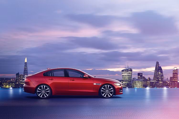 Trong thời gian diễn ra triển lãm Ôtô Quốc tế Việt Nam 2017, ngoài hoạt động trưng bày tại gian hàng bên trong triển lãm, khách tham quan còn có cơ hội được tư vấn, tìm hiểu, trải nghiệm trực tiếp các mẫu xe hiệu suất cao của Jaguar qua chương trình The Art Of Performance Tour được diễn ra song song tại khu vực ngoài trời.