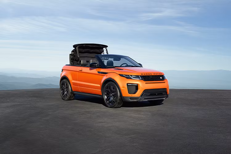 Tại thị trường Việt Nam, Range Rover Velar được nhập khẩu và phân phối qua ba phiên bản: Base SE, R-Dynamic và First Edition đều sở hữu khối động cơ Si6, 3.0L V6, Supercharged, 380 mã lực, mô-men xoắn cực đại đạt 450Nm, tốc độ tối đa đạt 250km/h và khả năng tăng tốc từ 0-100km/h trong 5,7 giây.